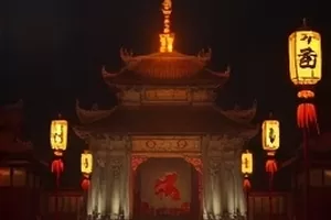 人文纪录片《老厂房的最后一年》封面，空置车间里的老式机床