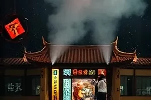 精品剧集《车站尽头的光》封面，深夜站台尽头亮着的信号灯