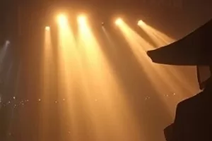 长剧集《南山旧信箱》封面，昏黄路灯下老街巷口的木质信箱